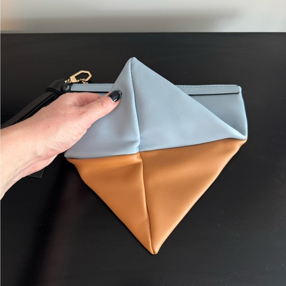 NWT Izzy & Ali Clutch/Wristlet Bag - Picture 2 of 5